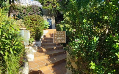 Вилла в средиземноморском стиле с прекрасным садом и 2 отдельными апартаментами, в Альтее